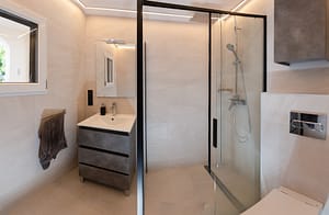 Modernes Badezimmer mit grosser Dusche in Ferienhaus Mallorca